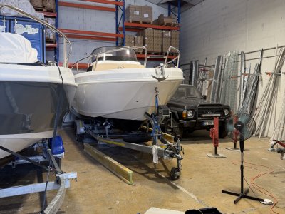 Préparation de deux bateaux neuf pour la mise à l'eau